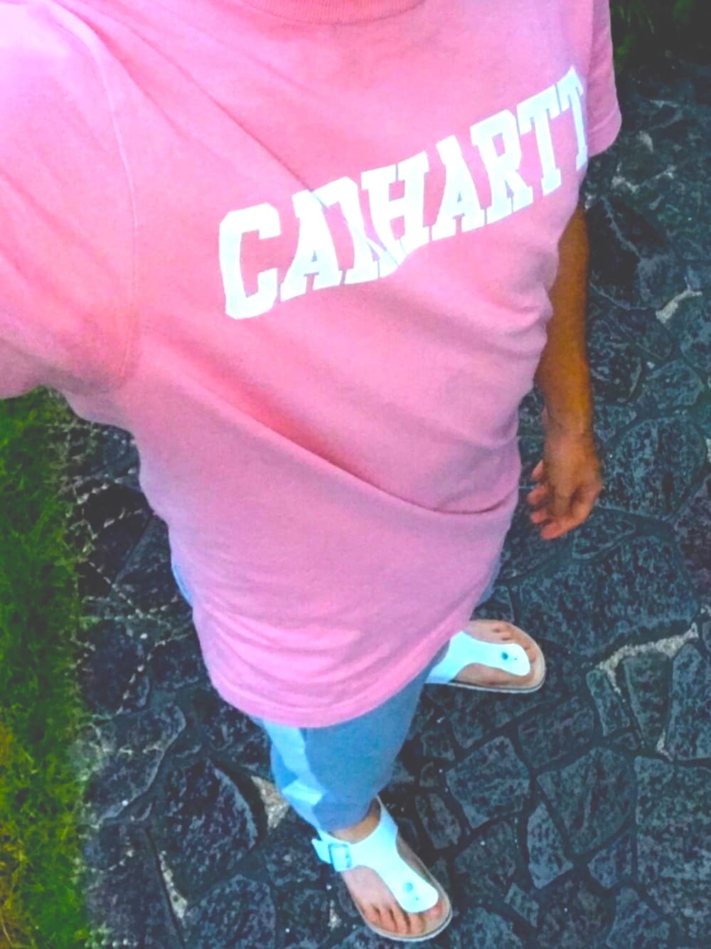 「夏、フォローミー、サンダル、写真の撮り方が下手、シンプルコーデ」｜「CarharttのCarhartt(カーハート)ロゴプリントTシャツ（Tシャツ/カットソー、ピンク系）」を使った、サトシさん（メンズ・174cm）の夏コーディネートの1枚目の写真