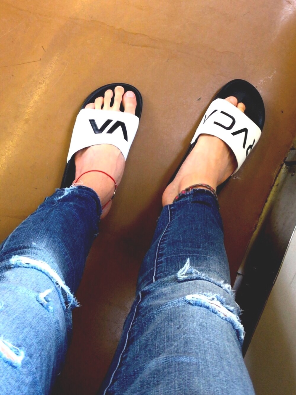 「夏コーデ、ベナッシ、rvca」｜「RVCAの【RVCA/ルーカ】SHOWER SANDAL シャワーサンダル AJ041973（サンダル、ホワイト系）」を使った、サトシさん（メンズ・174cm）の夏コーディネートの1枚目の写真