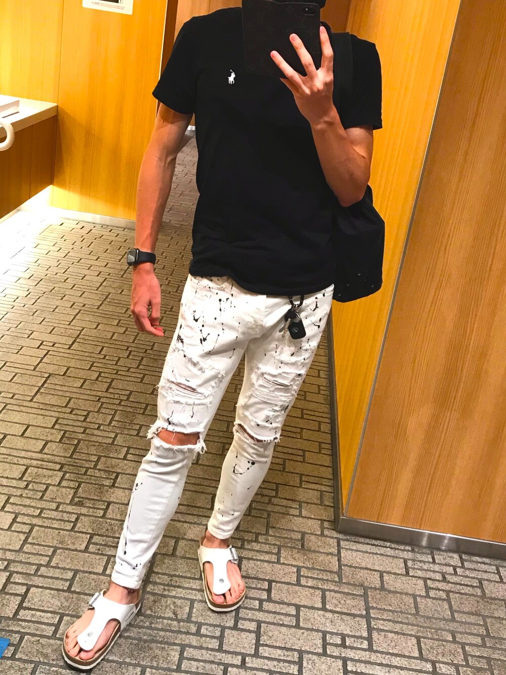 「黒Tシャツ、夏、スキニーデニム、summer、ラルフローレン、ZARA、はらぺこあおむし」｜「American Eagleのスキニーコアフレックスジーンズ（デニムパンツ、ホワイト系）」を使った、サトシさん（メンズ・174cm）の夏コーディネートの1枚目の写真