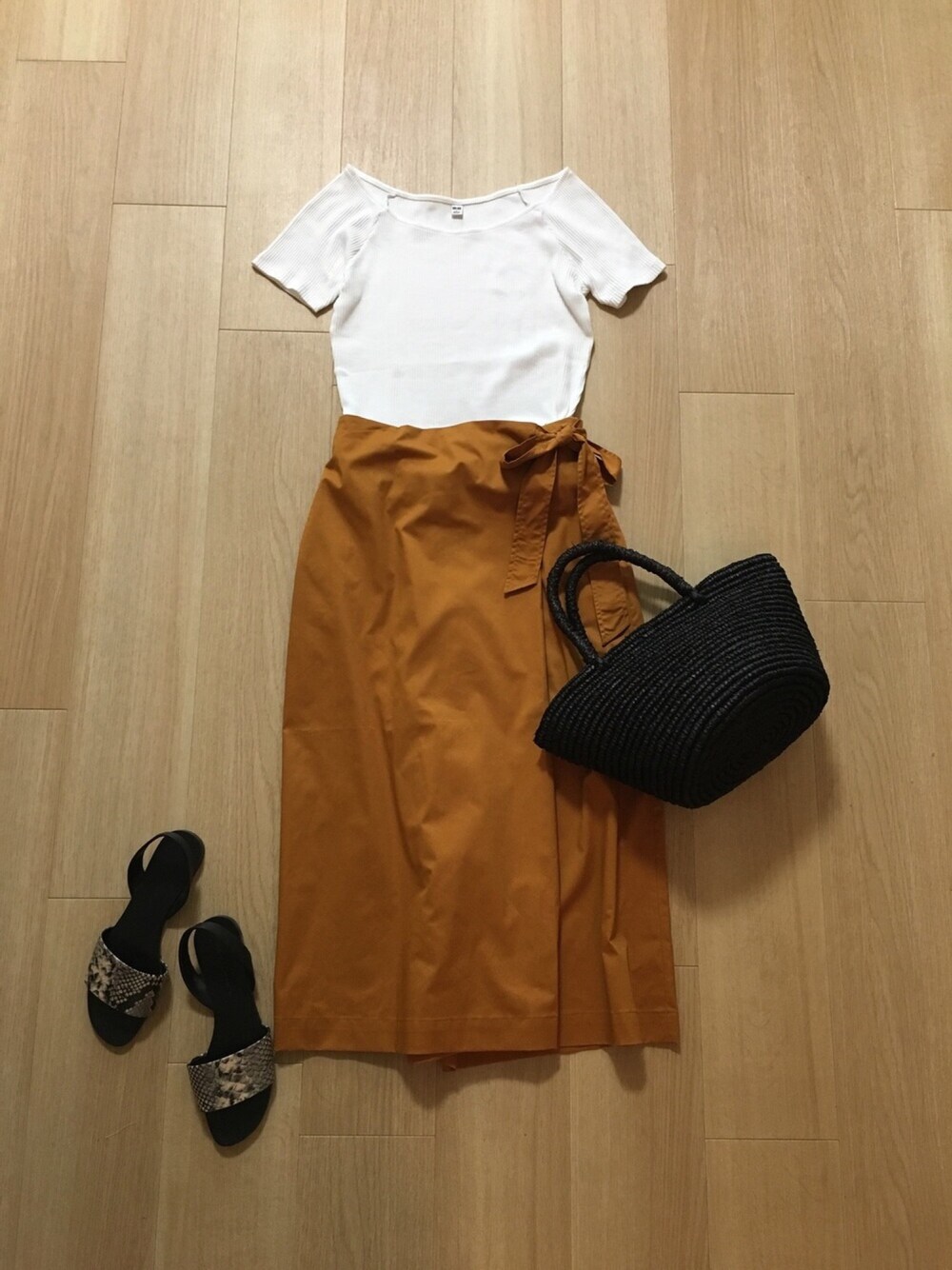 「休日スタイル、ラクチンコーデ、プチプラコーデ、大人カジュアル、ママファッション、リラックススタイル、オレンジ、UNIQLO、ZARA、かごバッグ」｜「UNIQLOのアイテム（Tシャツ/カットソー、ホワイト系）」を使った、mirukuさん（レディース・157cm）の夏コーディネートの1枚目の写真