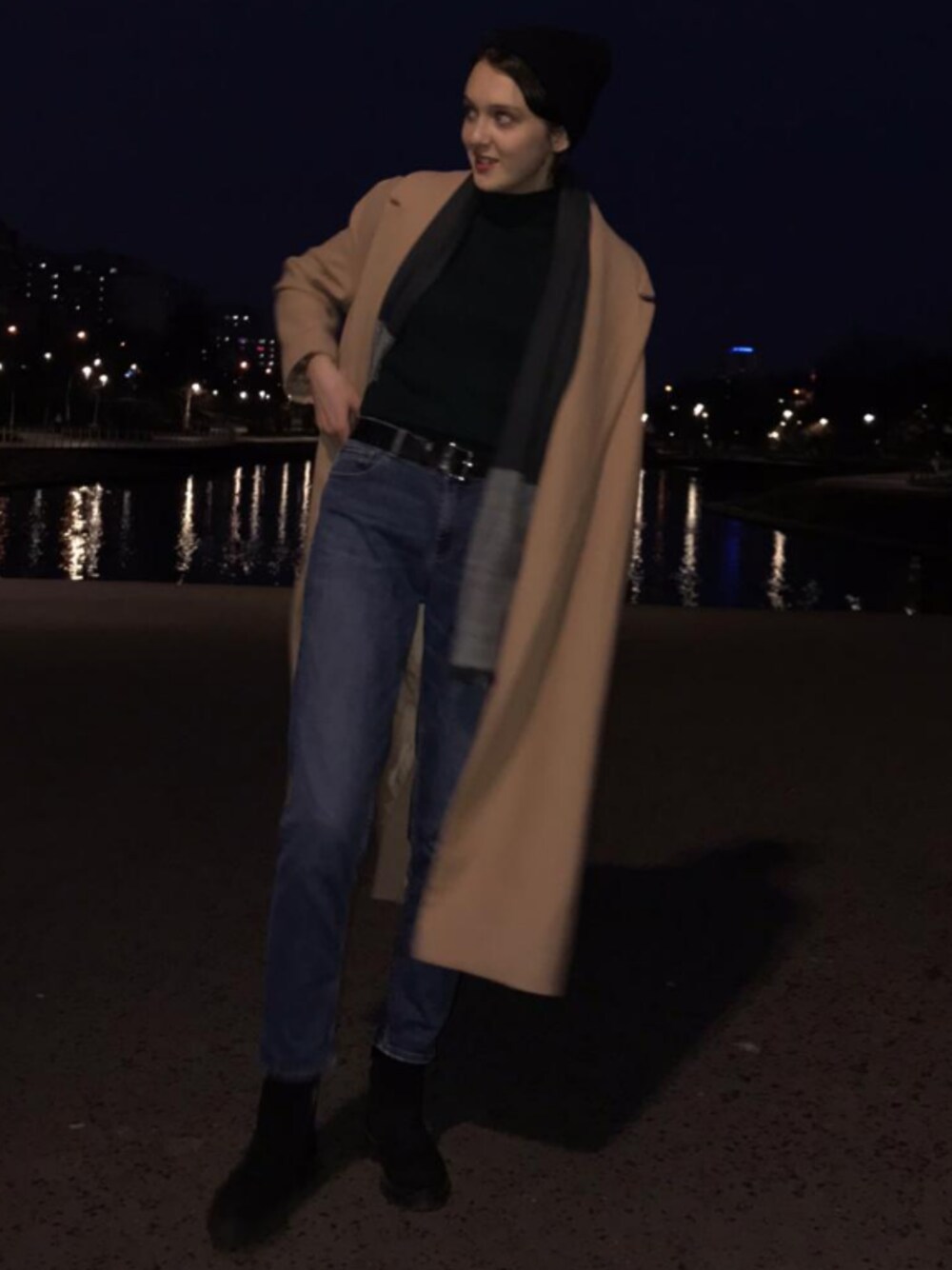 ベージュ系のチェスターコートを着用したレディースの春コーディネートの1枚目の写真