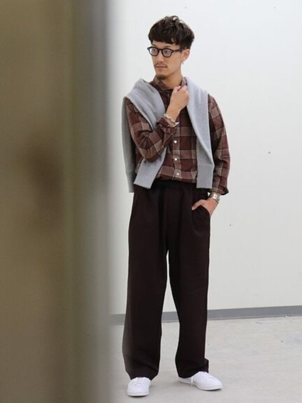 ホワイト系のスニーカーを着用したメンズの秋コーディネートの1枚目の写真