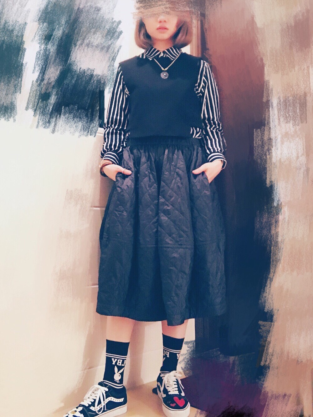 ブラック系のシャツ/ブラウス、ブラック系のスカート、ブラック系のスニーカーを着用したレディースの春コーディネートの1枚目の写真