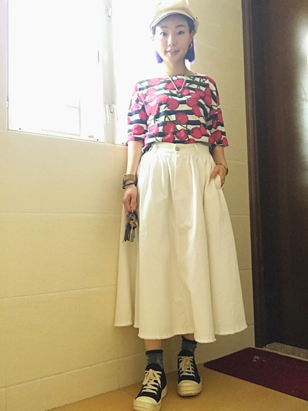 「シンプルコーデ、black and white、Attractions、hat、RICK OWENS、H&M、denim、jeans、skirt、franche lippee」｜「franchelippeeのサマーチェリーたっぷりプルオーバー（Tシャツ/カットソー、レッド系）」を使った、elppaKさん（レディース・161cm）の夏コーディネートの1枚目の写真