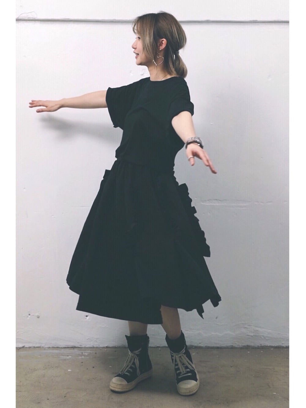 「秋服、秋コーデ、カジュアルコーデ、COMME des GARCONS、black、RICK OWENS、WEGO、WEARBOOKエントリー、snap、hkgirl」｜「WEGOのWEGO/リングチョーカー付きBIG Tシャツ（Tシャツ/カットソー、ブラック系）」を使った、elppaKさん（レディース・161cm）の秋コーディネートの1枚目の写真