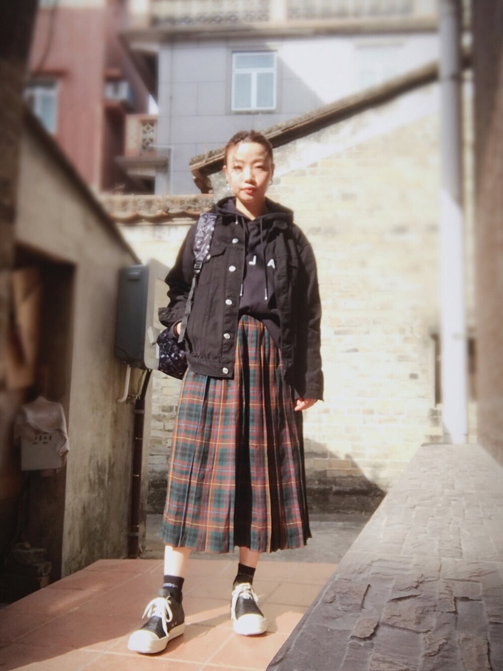 「冬、オトナ女子、alyx、RICK OWENS、drkshdw、TOPSHOP、UNDER COVER、hkgirl、fashion、streetstyle」｜「TOPSHOPのアイテム（デニムジャケット、ブラック系）」を使った、elppaKさん（レディース・161cm）の冬コーディネートの1枚目の写真