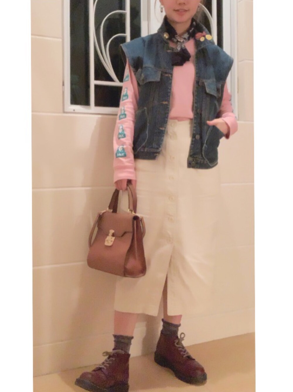 「オトナカジュアル、休日スタイル、ootd、白、tabio、Dr.Martens、GUCCI、vintage、x-girl、Chrome Hearts」｜「CHROME HEARTSのアイテム（ヘアバンド、シルバー系）」を使った、elppaKさん（レディース・161cm）の冬コーディネートの1枚目の写真