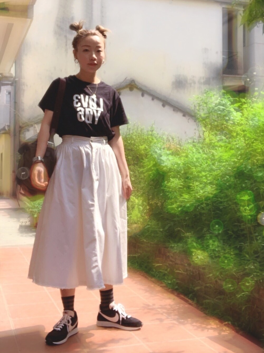 「RED VALENTINO、Slogan tee、ootd、夏、球鞋、休閒、NIKE、黑白搭配、H&M、街頭穿搭」｜「H&Mのアイテム（デニムスカート、ホワイト系）」を使った、elppaKさん（レディース・161cm）の夏コーディネートの1枚目の写真
