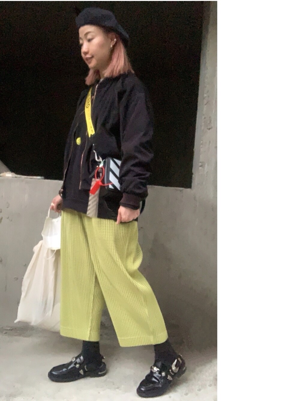 「off white、ootd、HOMME PLISSÉ ISSEY MIYAKE、TOGA PULLA、靴下屋、yellow」｜「Ray BEAMSのRay BEAMS / サーモベレー帽（ハンチング/ベレー帽、ブラック系）」を使った、elppaKさん（レディース・161cm）の冬コーディネートの1枚目の写真