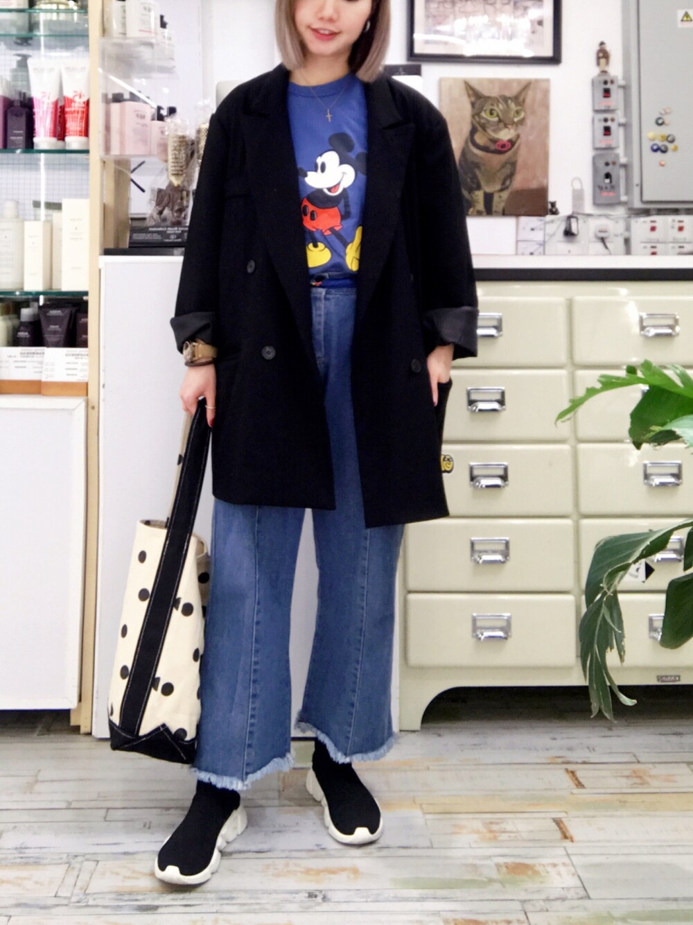 「街頭穿搭、球鞋、oversize、基礎款、Mickey Mouse、Tシャツ、BALENCIAGA、古着MIX」｜「BALENCIAGAのBalenciaga Slip-On Trainer Sneaker (Women)（スニーカー、ブラック系）」を使った、elppaKさん（レディース・161cm）の春コーディネートの1枚目の写真