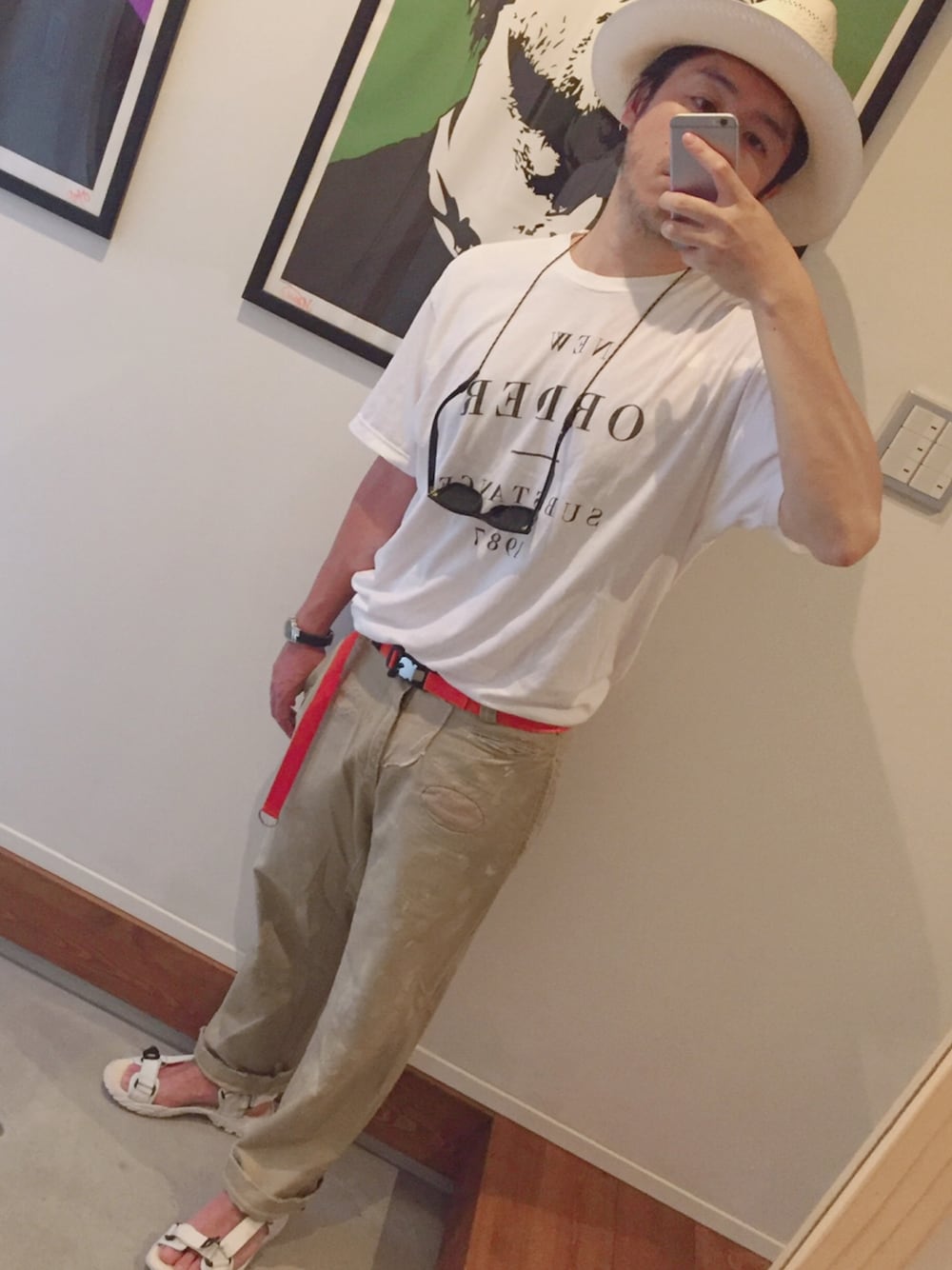 「チノパン、ゆるコーデ、夏コーデ、今日のコーデ、大人カジュアル、白Tシャツ、ホワイト、おしゃれさんと繋がりたい、カジュアル」｜「HOLLYWOOD RANCH MARKETのアイテム（チノパンツ、ベージュ系）」を使った、toc1981さん（メンズ・173cm）の夏コーディネートの1枚目の写真