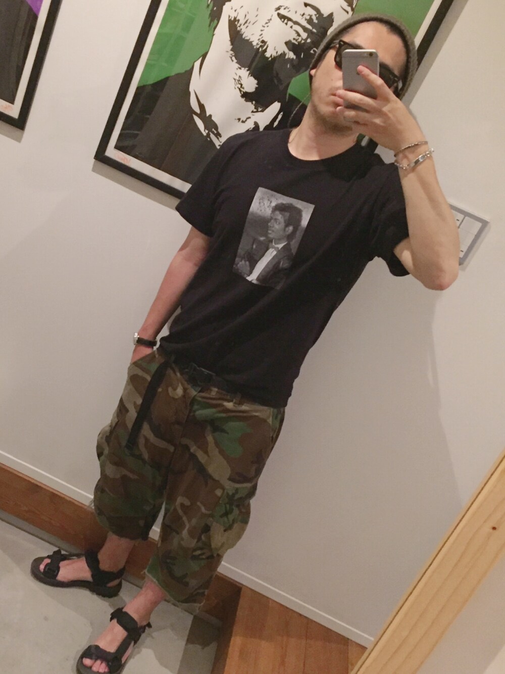 「スポーツサンダル、カジュアル、大人コーデ、ワイドパンツ、黒Tシャツ、カーゴパンツ、supreme、古着コーデ、ビックシルエット」｜「Supreme のアイテム（Tシャツ/カットソー、ブラック系）」を使った、toc1981さん（メンズ・173cm）の夏コーディネートの1枚目の写真