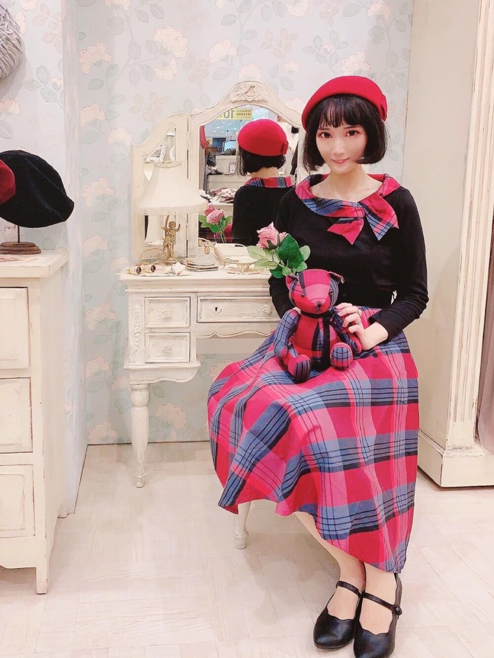 「チェック柄に恋してる、赤チェック、レトロ、大人ガーリー、秋のコーデ、セットアップ、ベレー帽、黒髪ボブ、高身長女子、ガーリー」｜「an another angelusのアイテム（スカート、レッド系）」を使った、✂︎なつみ୨୧⑅さん（レディース・168cm）の秋コーディネートの1枚目の写真