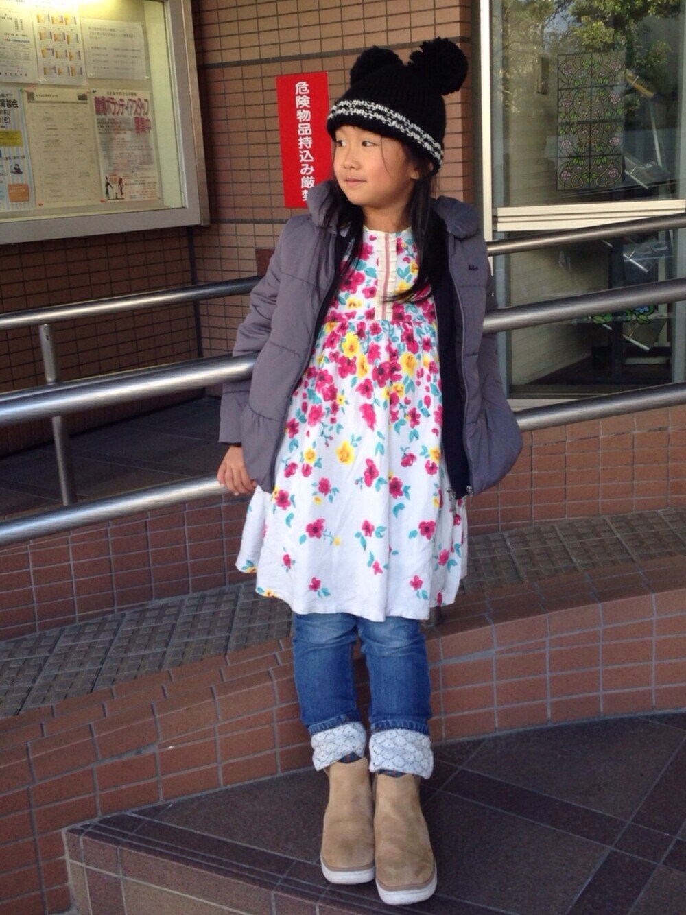 ピンク系のワンピース、ブルー系のデニムパンツ、グレー系のジャケット/アウターを着用したキッズの冬コーディネートの1枚目の写真