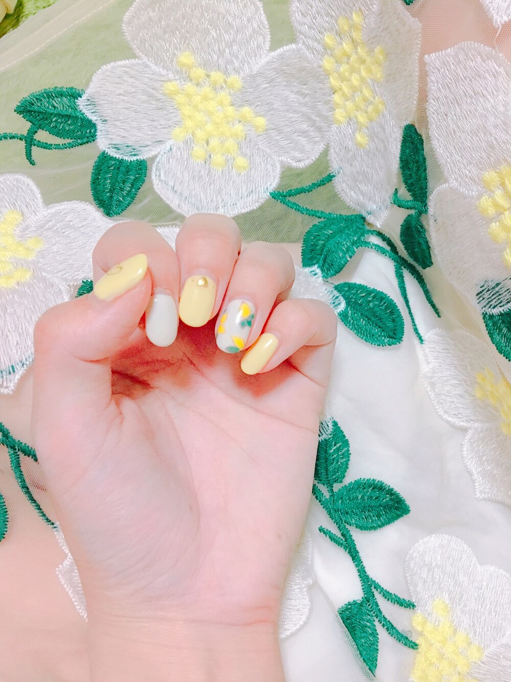 「夏コーデ、ネイル、Chesty、レモン柄、レモンイエロー、ジェルネイル」｜「Chestyのアイテム（ワンピース、イエロー系）」を使った、Rinoさん（レディース・164cm）の夏コーディネートの1枚目の写真