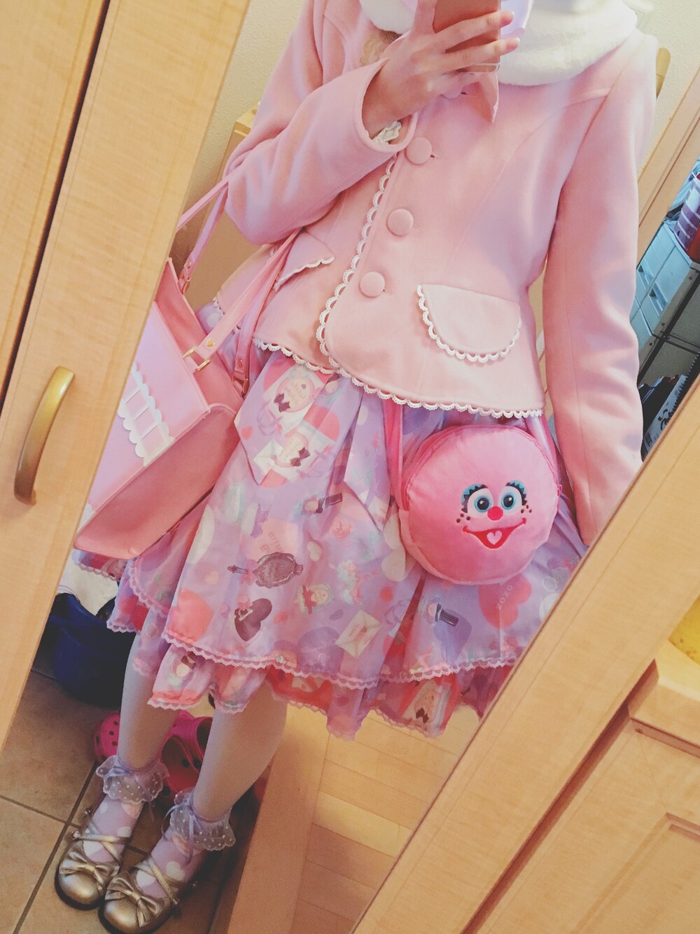 「angelicpretty、390マート、アビーちゃん、セサミストリート、ロリータ、ピンクコーデ、ピンク、ラベンダー」｜「Angelic Prettyのアイテム（ジャンパースカート、パープル系）」を使った、Rinoさん（レディース・164cm）の冬コーディネートの1枚目の写真