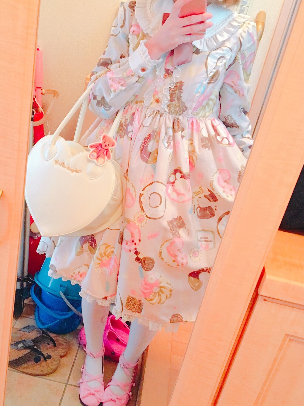「angelicpretty、ロリータ、ドーナツ、冬コーデ、ベージュ」｜「Angelic Prettyのアイテム（ワンピース、ベージュ系）」を使った、Rinoさん（レディース・164cm）の冬コーディネートの1枚目の写真