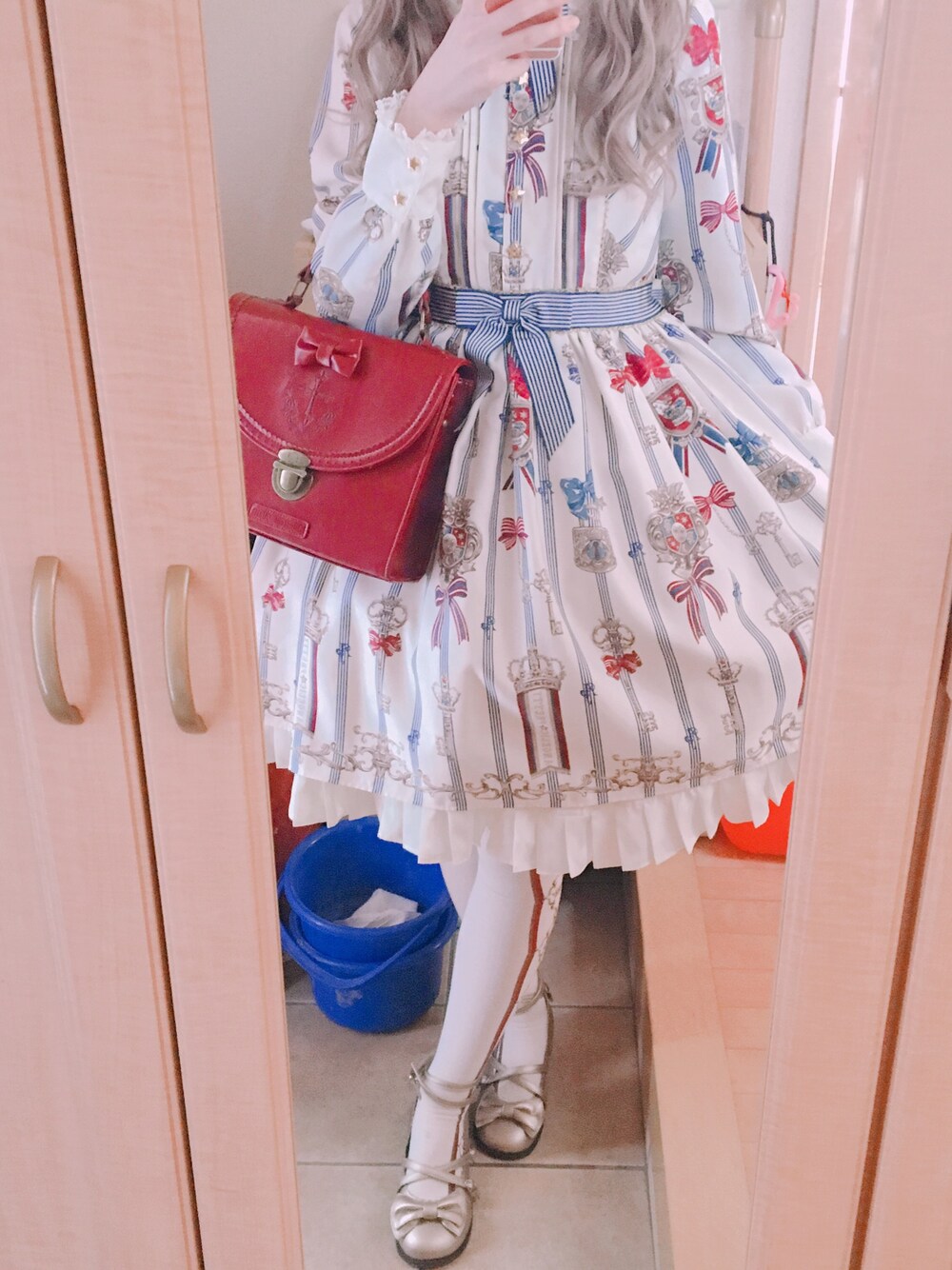 「おでかけ、Angelic Pretty、innocent world、白、春コーデ」｜「Angelic Prettyのアイテム（ワンピース、ベージュ系）」を使った、Rinoさん（レディース・164cm）の春コーディネートの1枚目の写真