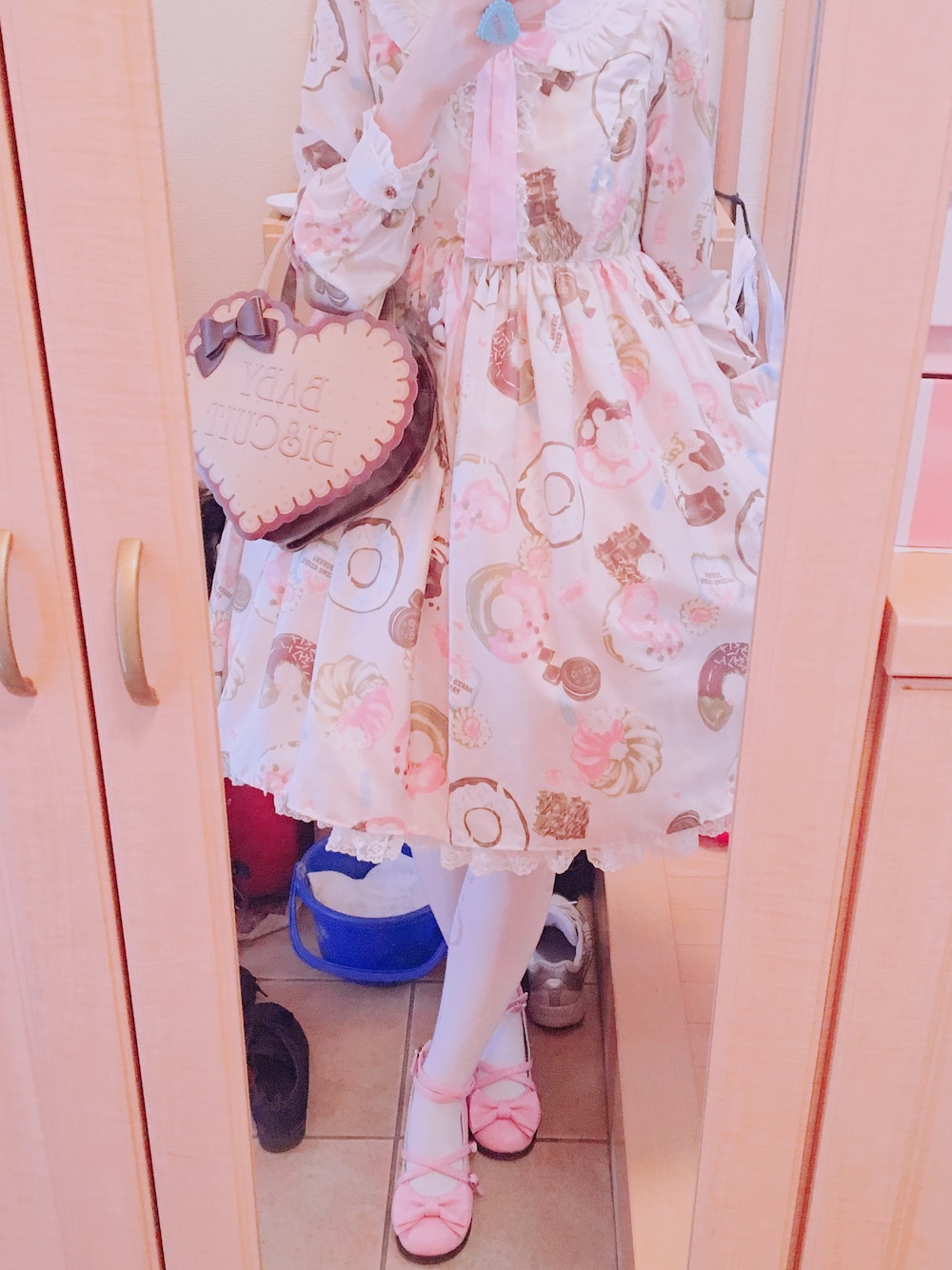 「休日スタイル、ドーナツ、ロリータ、angelicpretty、BABYTHESTARSSHINEBRIGHT」｜「Angelic Prettyのアイテム（ワンピース、ベージュ系）」を使った、Rinoさん（レディース・164cm）の春コーディネートの1枚目の写真