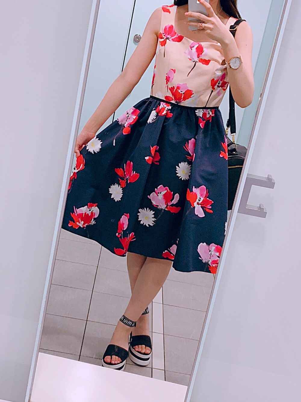 「休日スタイル、Chesty、MIUMIU、クリスチャンポール」｜「miu miuのアイテム（サンダル、ブラック系）」を使った、Rinoさん（レディース・164cm）の夏コーディネートの1枚目の写真