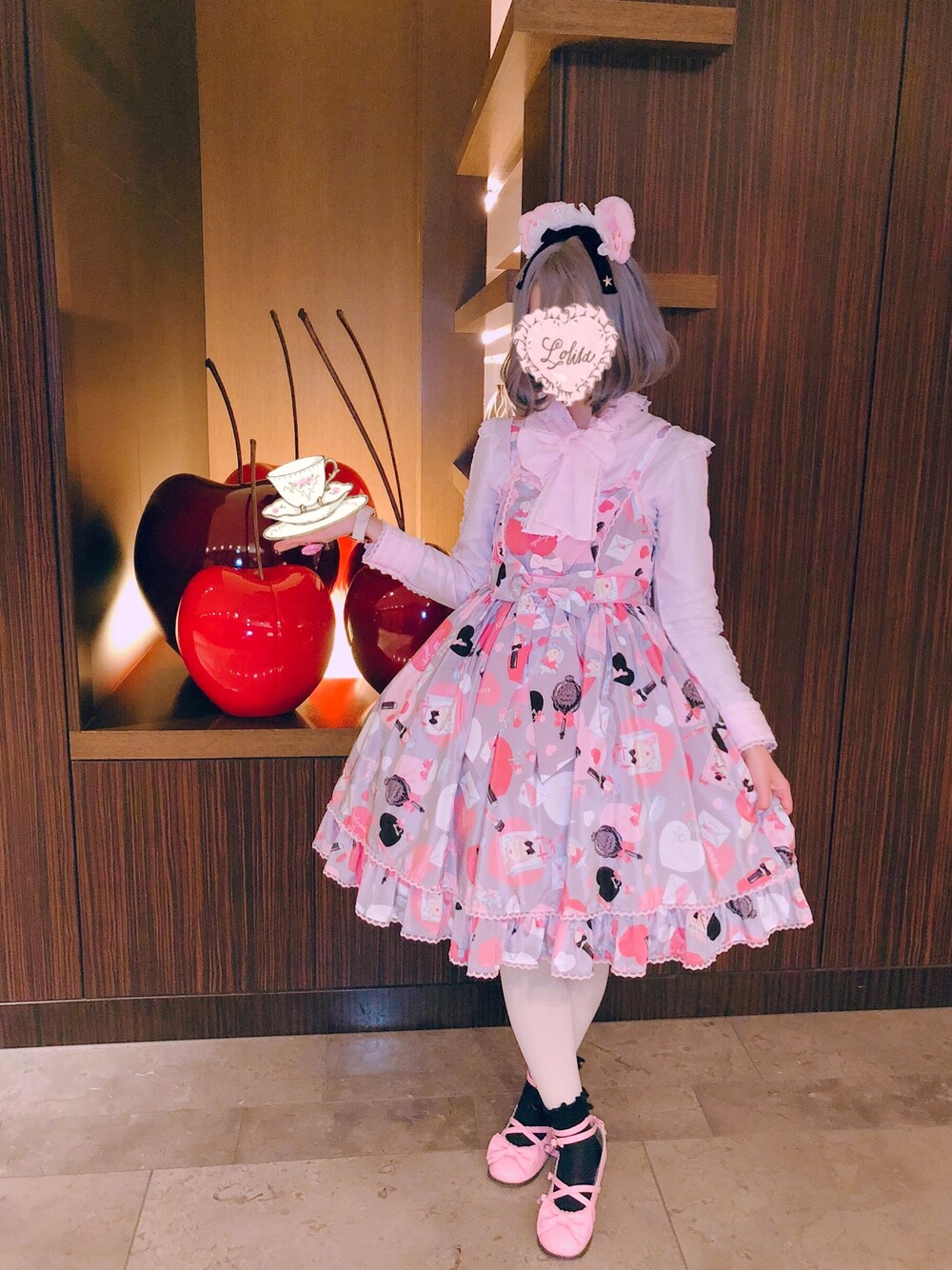 「休日コーデ、アフタヌーンティー、ロリータ、angelicpretty、グレー」｜「Angelic Prettyのアイテム（ジャンパースカート、シルバー系）」を使った、Rinoさん（レディース・164cm）の秋コーディネートの1枚目の写真