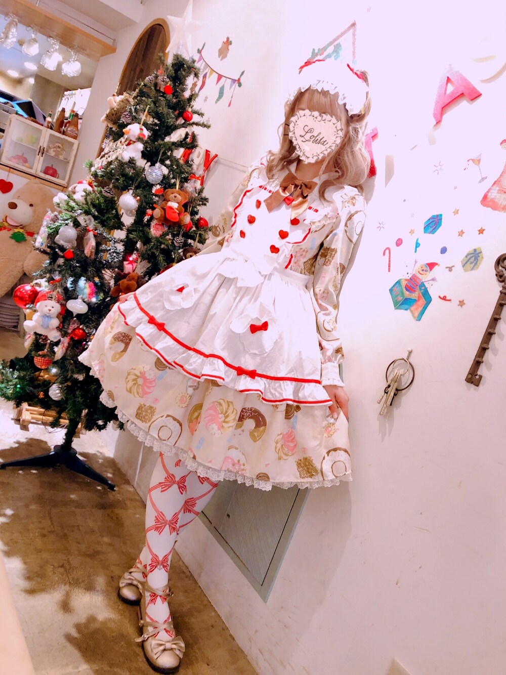 「休日スタイル、angelicpretty、ロリータ、クリスマス」｜「Angelic Prettyのアイテム（ワンピース/ドレス、ベージュ系）」を使った、Rinoさん（レディース・164cm）の冬コーディネートの1枚目の写真