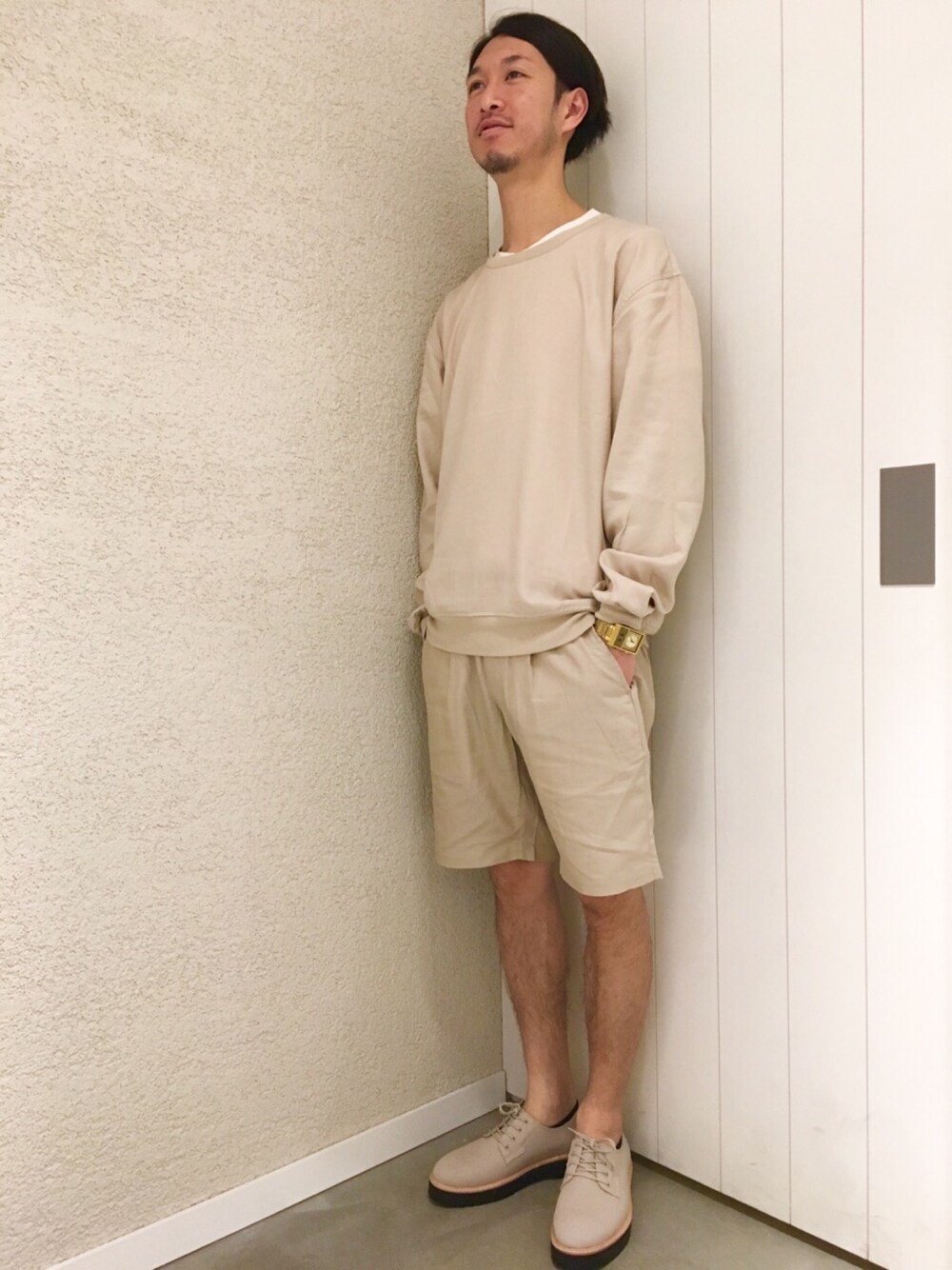 「ビッグシルエット、セットアップ、シンプル、ショートパンツ、涼しい、着心地、テンセル、さらっと、サタデーズ、SATURDAYS NYC」｜「Saturdays NYCのKeigo Shorts（その他パンツ、ベージュ系）」を使った、RYOJIさん（メンズ・174cm）の夏コーディネートの1枚目の写真
