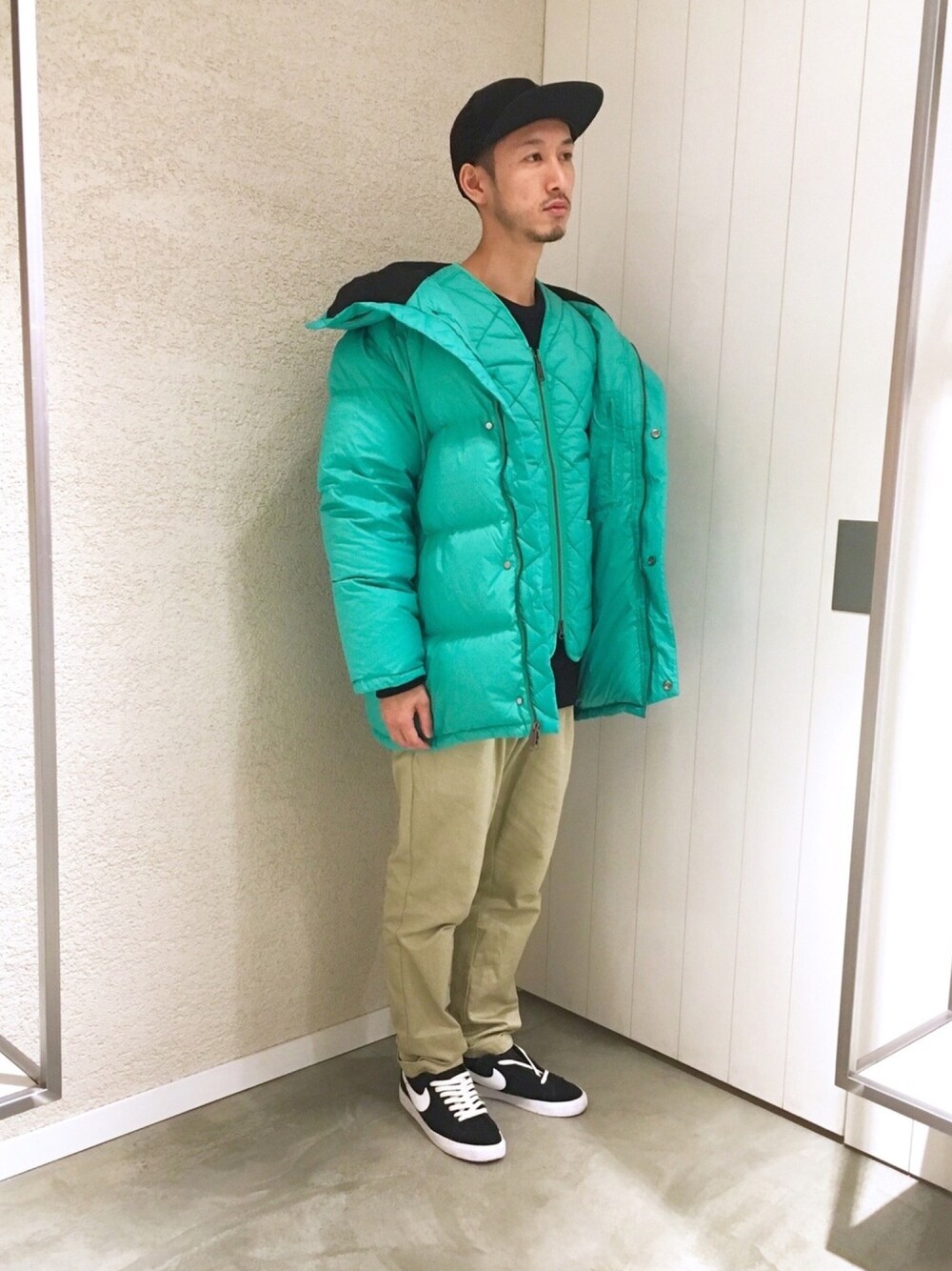 「ダウンジャケット、アライド、ミリタリー、グリーン、ミドル丈、ドロップショルダー、太め、防寒　、冬、SATURDAYS NYC」｜「Saturdays NYCのSilas Down Puffer Jacket（ダウンジャケット/コート、グリーン系）」を使った、RYOJIさん（メンズ・174cm）の秋コーディネートの1枚目の写真