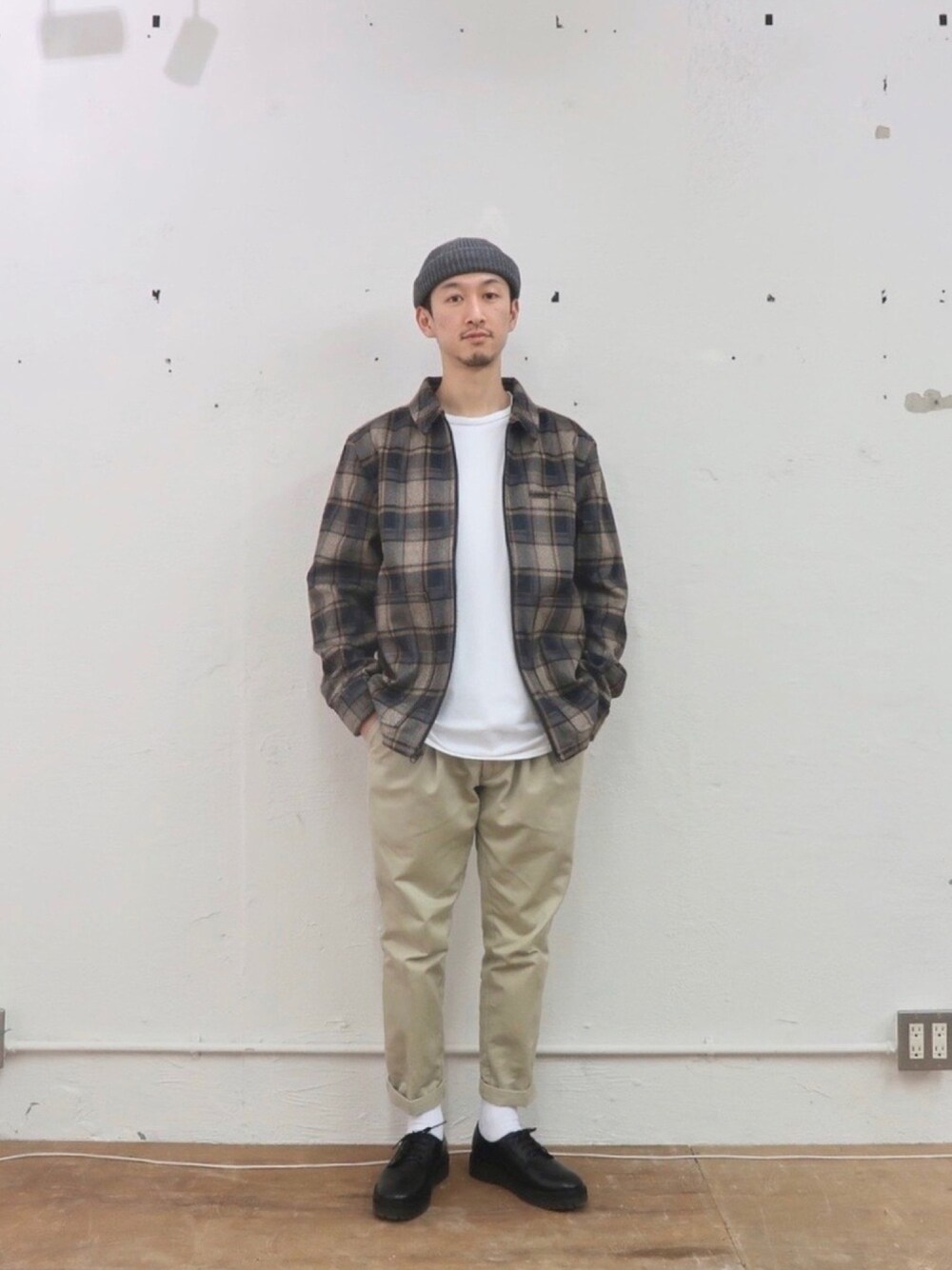 「ジャケット、チェック、ブラウン、ベージュ、テーパードパンツ、クロップドパンツ、くるぶし丈、ソックス、ブランク、SATURDAYS NYC」｜「Saturdays NYCのGarrett Shirt Jacket（ブルゾン、グレー系）」を使った、RYOJIさん（メンズ・174cm）の冬コーディネートの1枚目の写真