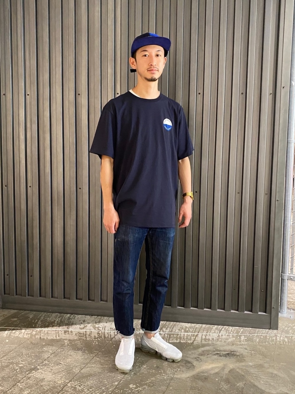 「シンプル、ワントーンコーデ、ネイビー、ブルー、キャップ、デニム、白スニーカー、エアマックス、アラート、SATURDAYS NYC」｜「Saturdays NYCのChill Pill T-Shirt（Tシャツ/カットソー、ブルー系）」を使った、RYOJIさん（メンズ・174cm）の夏コーディネートの1枚目の写真