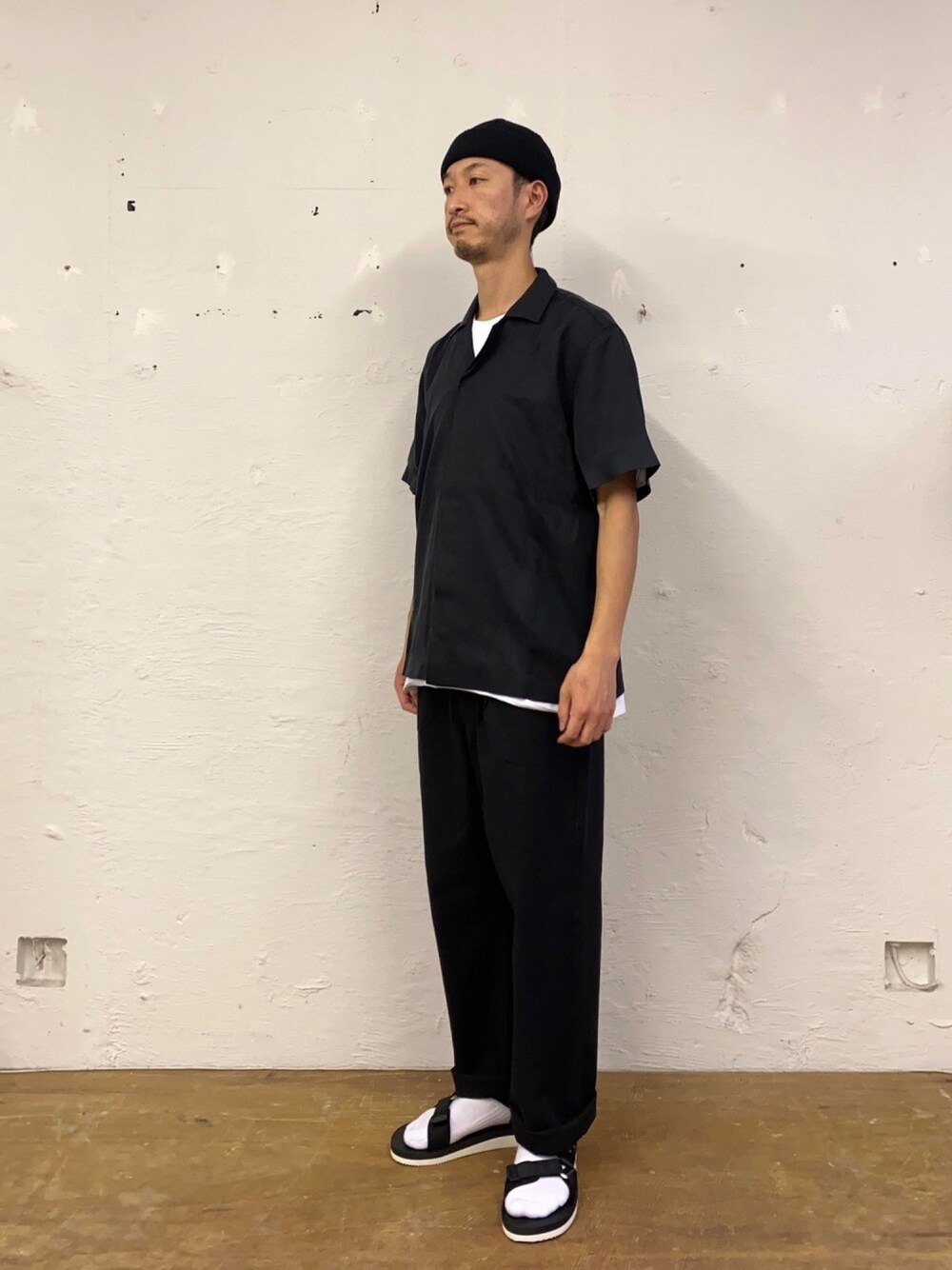 「シャツスタイル、オープンカラーシャツ、ワイドパンツ、スポーツサンダル、ソックス、サンダルにソックス、ゆったりコーデ、モノトーン、A代表vsU-24、SATURDAYS NYC」｜「Saturdays NYCのYork New Camp Collar SS Shirt（シャツ/ブラウス、ブラック系）」を使った、RYOJIさん（メンズ・174cm）の夏コーディネートの1枚目の写真