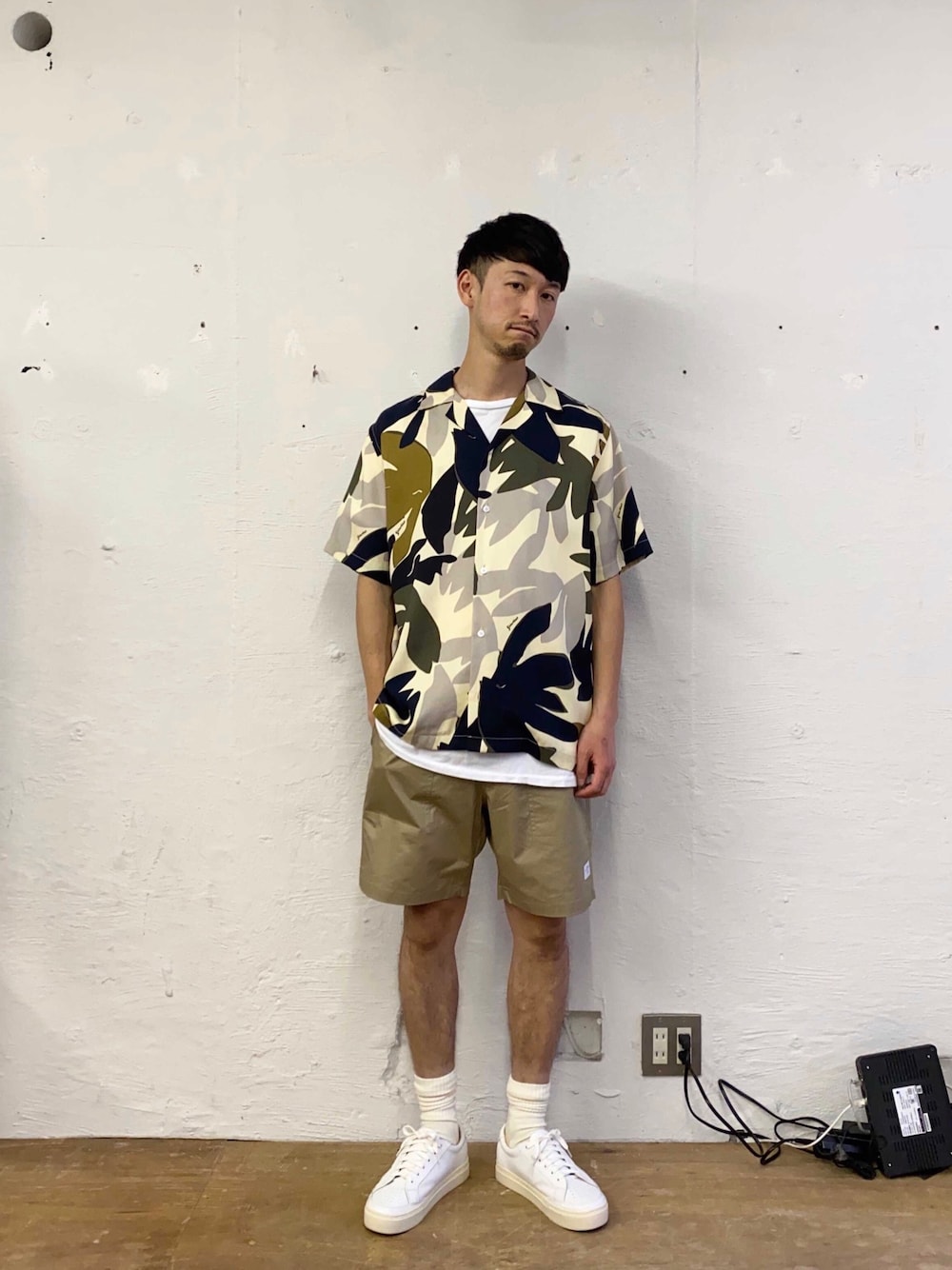 「夏、柄シャツ、オープンカラーシャツ、シャツコーデ、スニーカーコーデ、リラックススタイル、べージュ、色合わせ、IOC、SATURDAYS NYC」｜「Saturdays NYCのTahiti Palms Print Canty（シャツ/ブラウス、ベージュ系）」を使った、RYOJIさん（メンズ・174cm）の春コーディネートの1枚目の写真