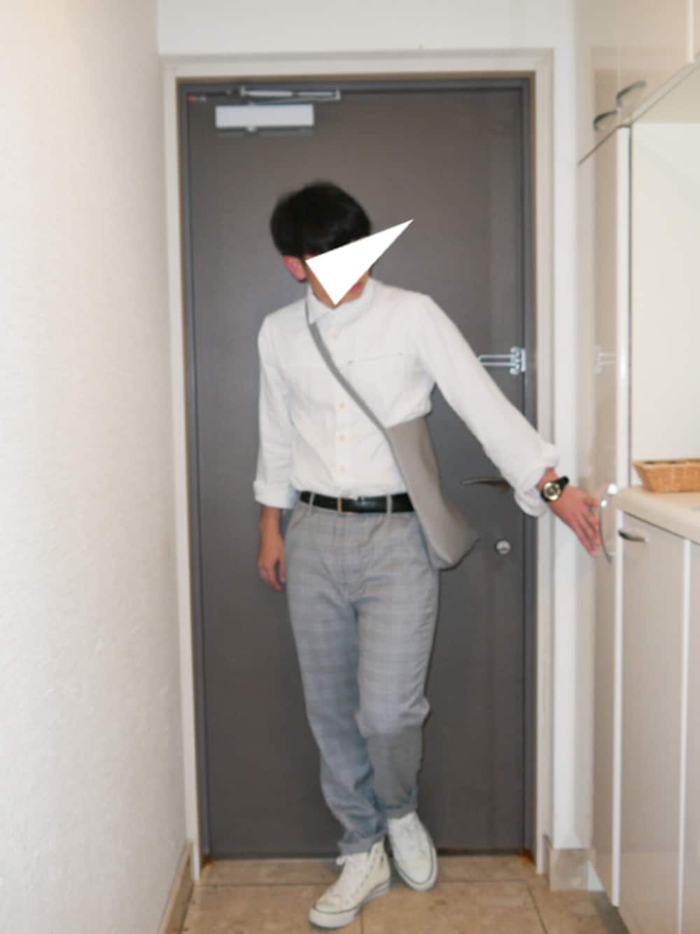 その他のその他パンツ、ホワイト系のシャツ/ブラウス、グレー系のショルダーバッグを着用したメンズの春コーディネートの1枚目の写真