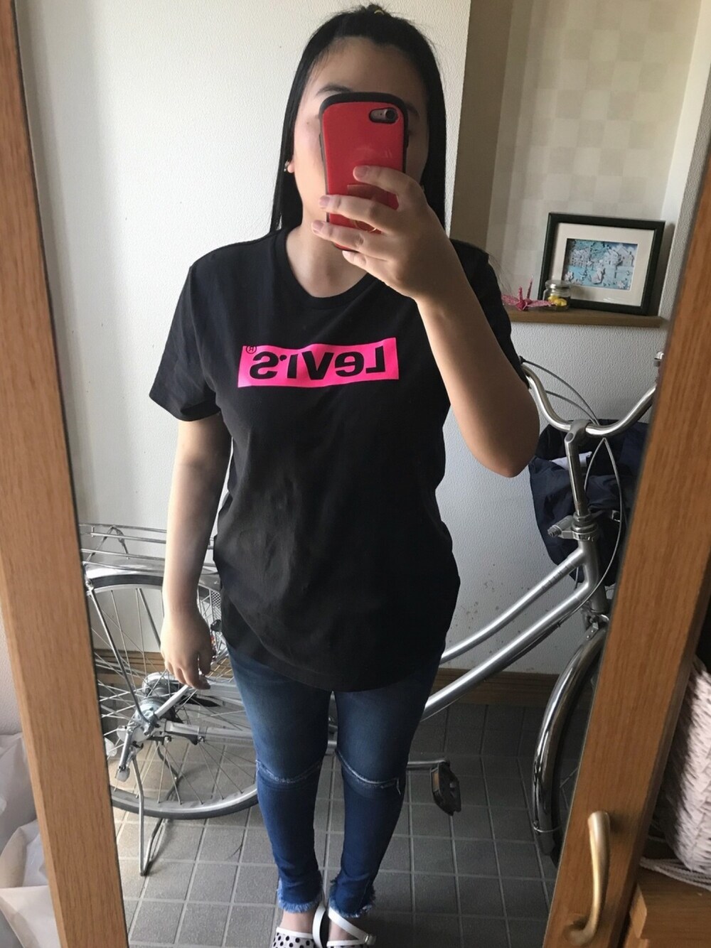 「デニム、シンプルコーデ、おしゃれさんと繋がりたい、ショッピング、levi’s」｜「Levi'sのリーバイスロゴTシャツ BLACK GRAPHIC（Tシャツ/カットソー、ブラック系）」を使った、MASAMIさん（レディース・162cm）の春コーディネートの1枚目の写真