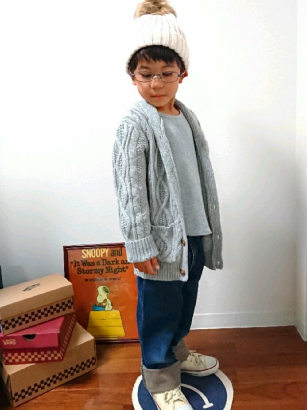 「キッズコーデ、男の子、5歳、ニット帽、ニットカーディガン、プティマイン、コンバース、白コン、Levi's、デニム」｜「DAISOのアイテム（ニットキャップ/ビーニー、ホワイト系）」を使った、manatoさん（キッズ・100cm）の秋コーディネートの1枚目の写真