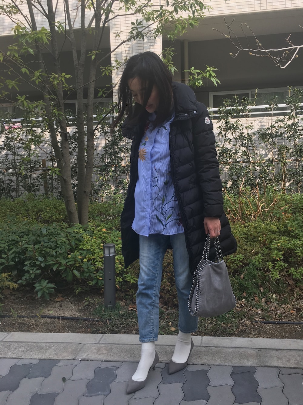「休日スタイル、刺繍シャツ、デニム、モンクレール、ダウン」｜「ZARAのアイテム（シャツ/ブラウス、ブルー系）」を使った、yu_koさん（レディース・156cm）の冬コーディネートの1枚目の写真