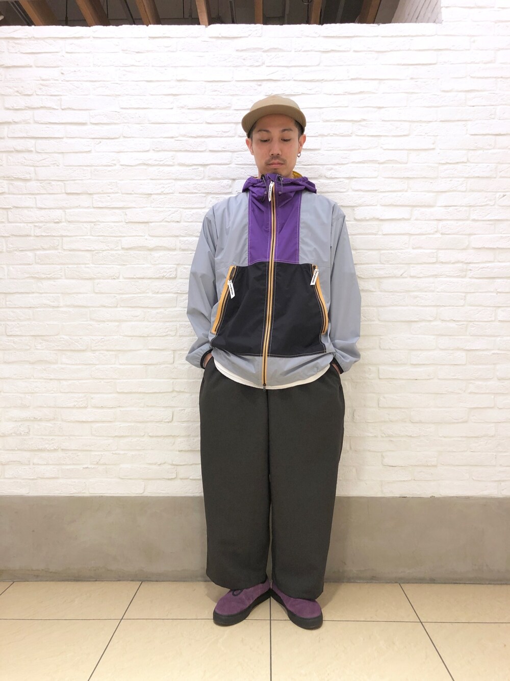 「春、ストリート、ゆるコーデ、シンプル、スポーツミックス、スニーカー、キャップ、ワイドパンツ、はるコーデ、BEAVER」｜「BURLAP OUTFITTERのBURLAP OUTFITTER/バーラップアウトフィッター　packable 6-panel cap（キャップ、ベージュ系）」を使った、SAKAZAKIさん（メンズ・167cm）の春コーディネートの1枚目の写真