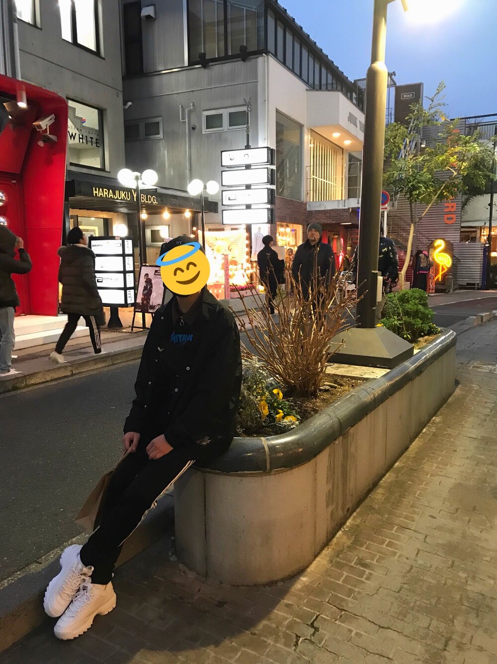 「原宿、キャットストリート」｜「FILAのFILA ダッドスニーカー DISRUPTOR 2 / ディスラプター2（スニーカー、ホワイト系）」を使った、ぐんぐんグルトさん（メンズ・167cm）の冬コーディネートの1枚目の写真