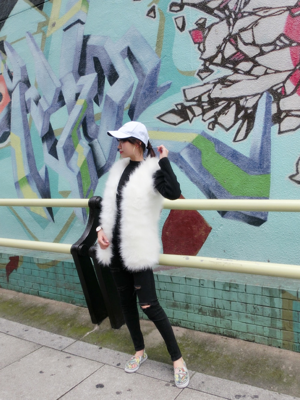「大阪、冬コーデ、寒い日、雪、アメ村、背景オシャレ」｜「NIKEのNIKE / DRI-FIT TRAINING TWILL ADJUSTABLE CAP（キャップ、ホワイト系）」を使った、つきさん（レディース・162cm）の冬コーディネートの1枚目の写真