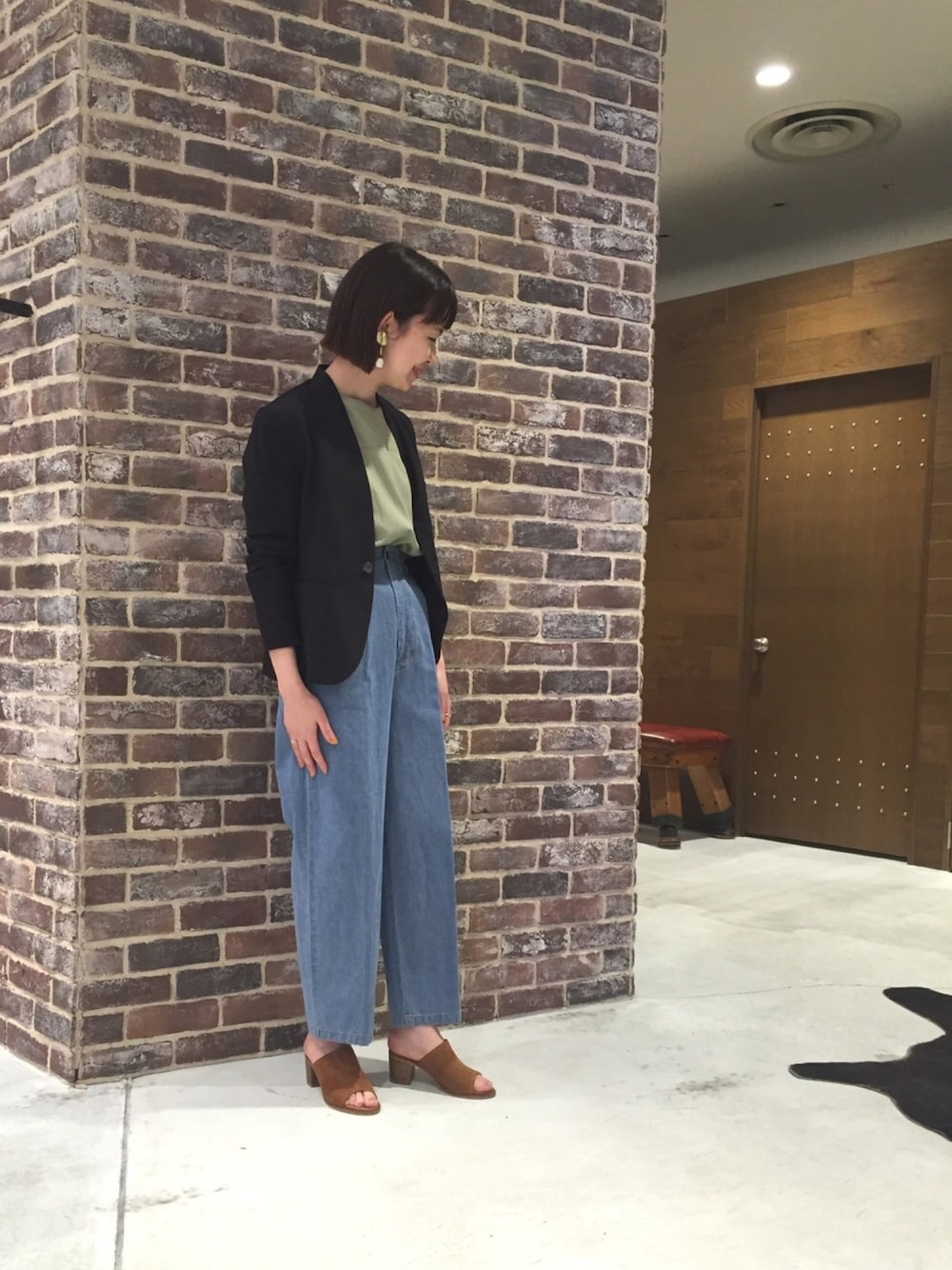 「ジャケット、デニムパンツ、サンダル、大振りアクセサリー、ウエストイン、ジャケット　デニム、オトナカジュアル、ワイドデニム」｜「FIL DE FERのﾘﾖｾﾙｺｯﾄﾝﾌﾞﾛｰﾄﾞ　袖口ゴムブラウス（シャツ/ブラウス、グリーン系）」を使った、matsudo.さん（レディース・161cm）の春コーディネートの1枚目の写真