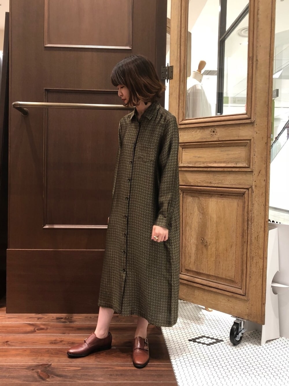 「ペイズリー、ブラウン、ワンピース、シャツワンピース、クラシカル、モンクストラップシューズ、ootd、vintage、outfit、秋冬コーデ」｜「NOMBRE IMPAIRのＢＢＭ　ペイズリーＪＱ　シャツワンピース（シャツワンピース、ブラウン系）」を使った、matsudo.さん（レディース・161cm）の秋コーディネートの1枚目の写真