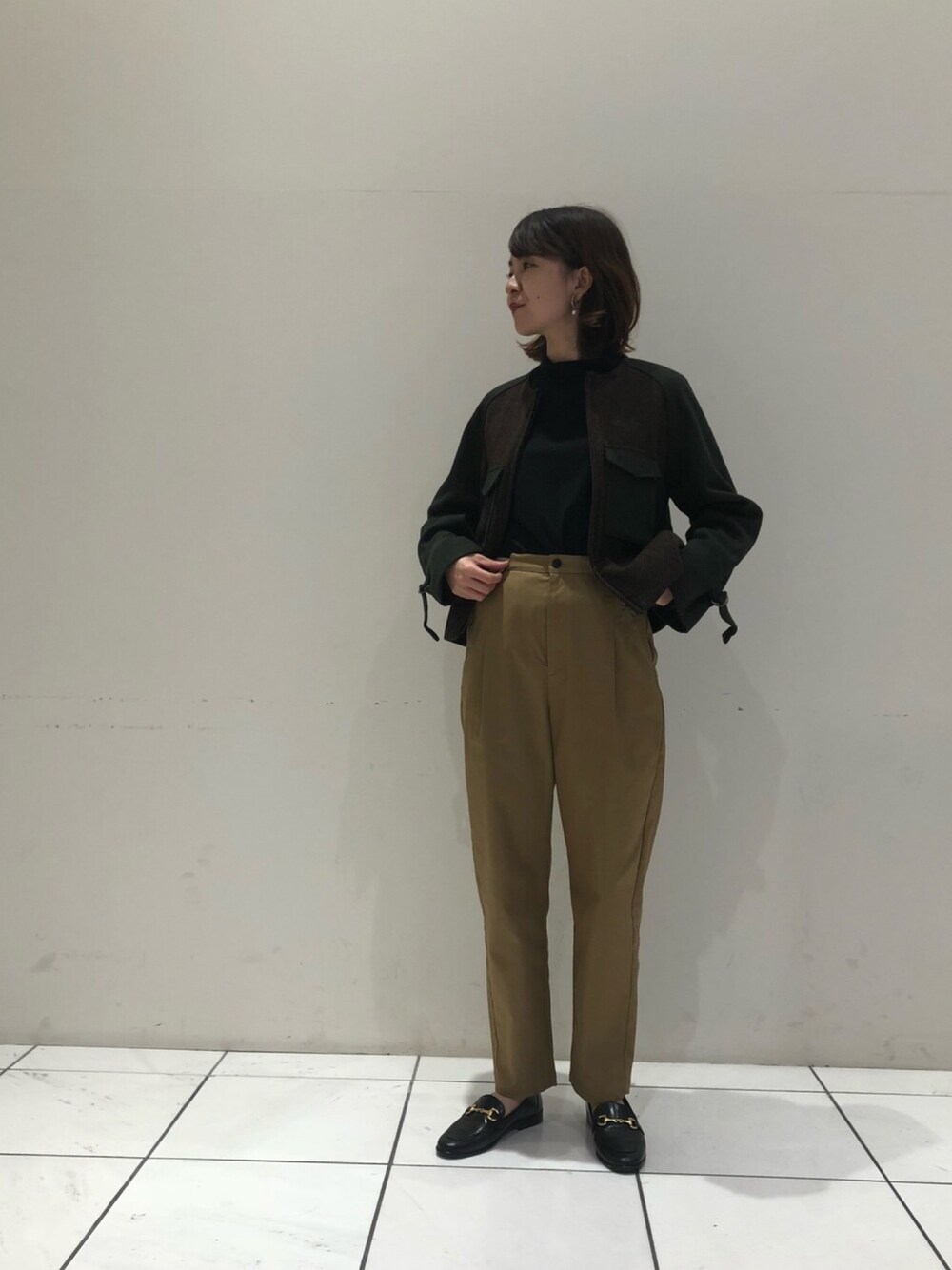「ブルゾン、ツイードジャケット、ツイード、カーキ、秋コーデ、マニッシュ、秋冬コーデ、ootd、outfit、ローファー」｜「NOMBRE IMPAIRのツイルストレッチ　ラインベルトパンツ（その他パンツ、ベージュ系）」を使った、matsudo.さん（レディース・161cm）の秋コーディネートの1枚目の写真