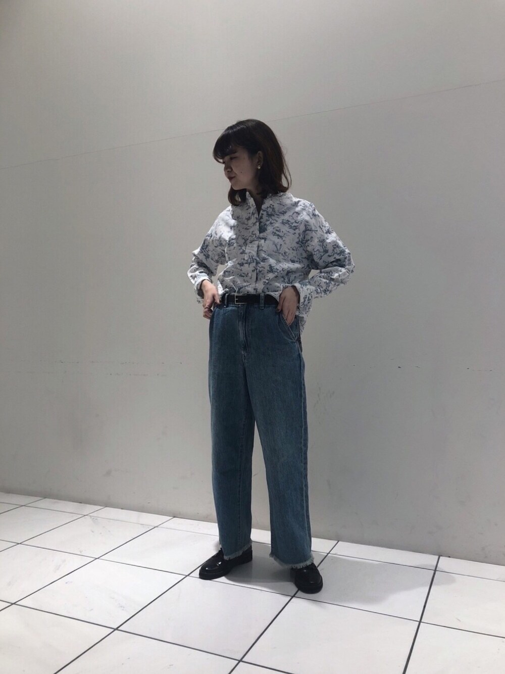 「ブラウス、ブラウス×デニム、ヴィンテージ、柄シャツ、春コーデ、ootd、outfit、レースアップシューズ、サックスブルー」｜「FIL DE FERの１２ＯＺデニム　バギーパンツ（デニムパンツ、ブルー系）」を使った、matsudo.さん（レディース・161cm）の冬コーディネートの1枚目の写真