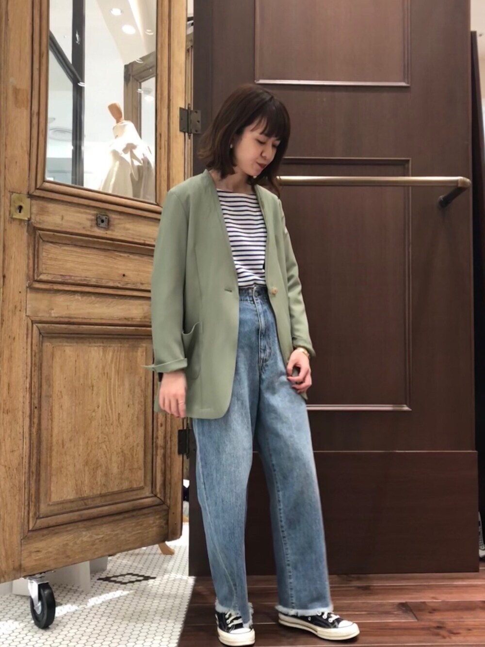 「ジャケットスタイル、グリーン、ボーダー、green、デニム、デニムパンツ、春、converse、チャックテイラー、ootd」｜「NOMBRE IMPAIRのエステルシャンブレー　スタンドネックジャケット（ノーカラージャケット、グリーン系）」を使った、matsudo.さん（レディース・161cm）の春コーディネートの1枚目の写真