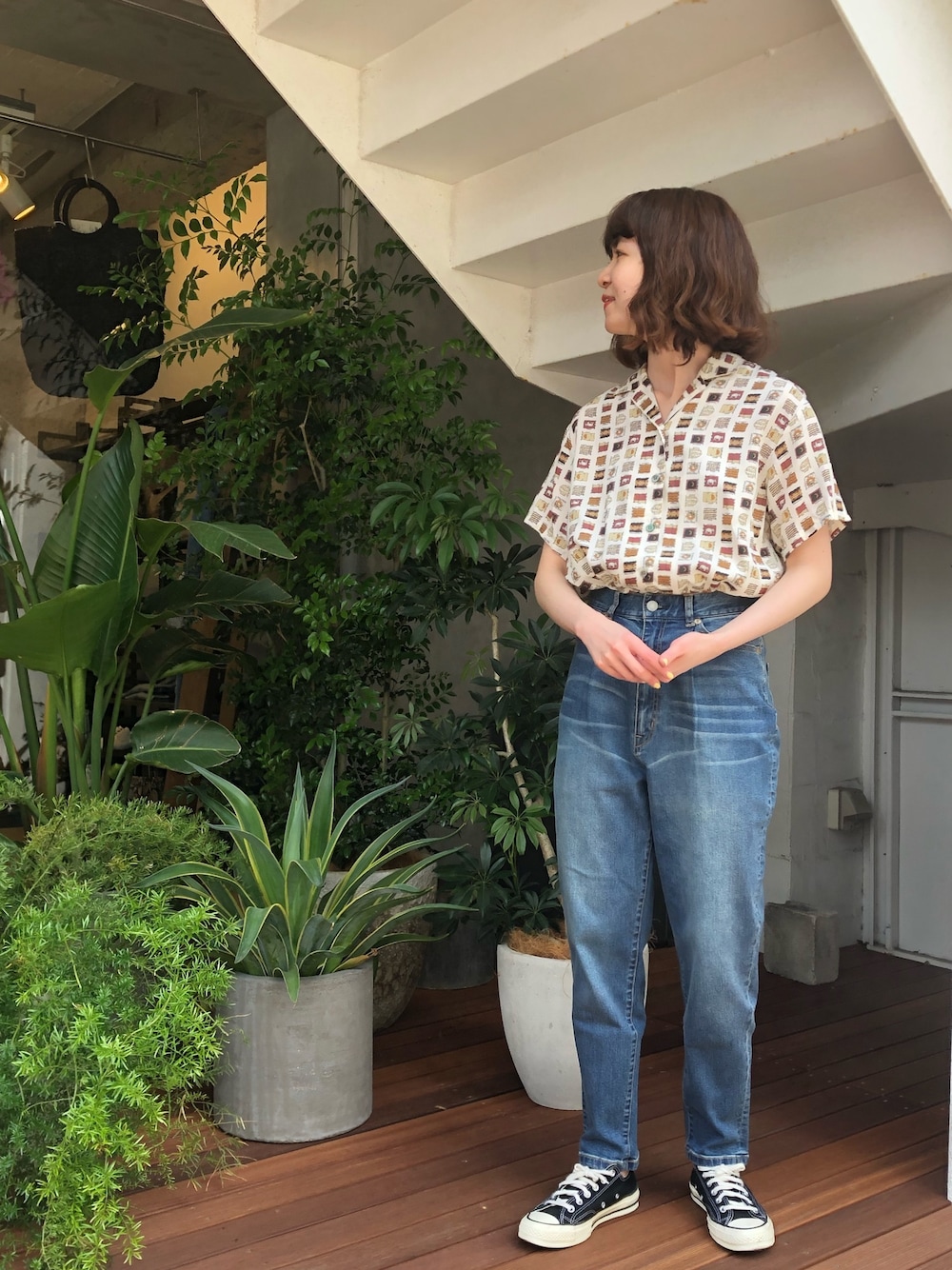 「フラッグ、開襟シャツ、シャツスタイル、デニムパンツ、デニムスタイル、summer style、outfit、ヴィンテージ、チャックテイラー、カジュアルスタイル」｜「FIL DE FERのフラッグプリント オープンカラーシャツ（シャツ/ブラウス、ホワイト系）」を使った、matsudo.さん（レディース・161cm）の春コーディネートの1枚目の写真