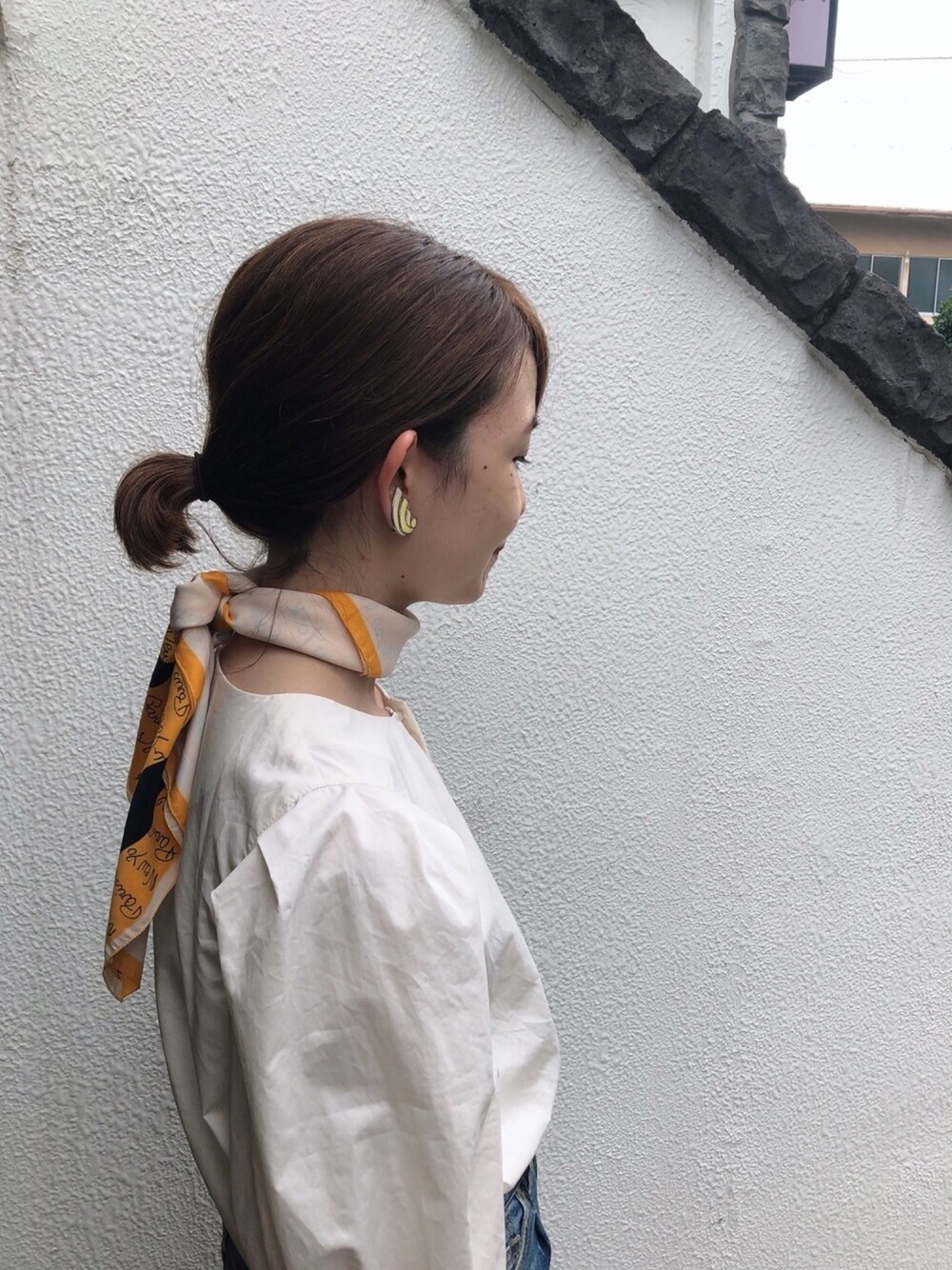 「袖コンシャス、ブラウス×デニム、vintage、vintage style、白ブラウス、ブラウス、ヴィンテージスカーフ、vintageaccessories、ootd、outfit」｜「FIL DE FERのダンプシリコンワッシャー　ボリューム袖ブラウス（シャツ/ブラウス、ホワイト系）」を使った、matsudo.さん（レディース・161cm）の夏コーディネートの1枚目の写真