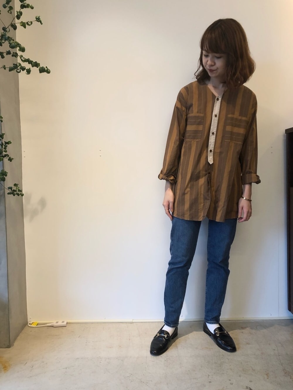 「ワイドストライプ、ストライプ、ストライプシャツ、ブラウン、used、BROWN、パンツスタイル、秋コーデ、autumn、フィルデフェール」｜「FIL DE FERのワイドストライプ Ｖネックブラウス（シャツ/ブラウス、ブラウン系）」を使った、matsudo.さん（レディース・161cm）の秋コーディネートの1枚目の写真
