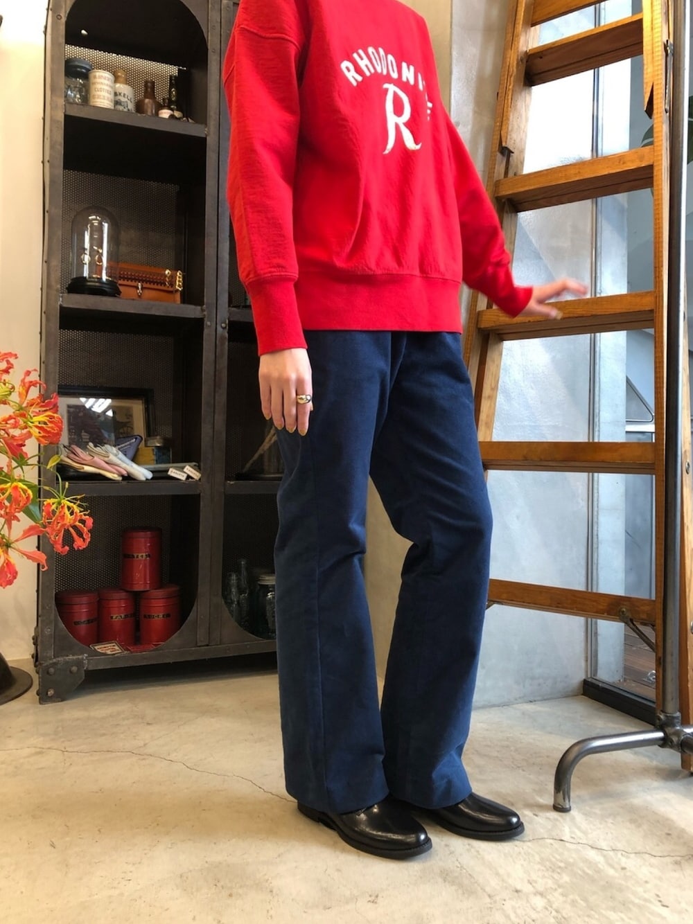 「トレーナー、トレーナー スエット、赤、レッド、ユーズド、古着、コーデュロイパンツ、ブルー、レースアップシューズ」｜「NOMBRE IMPAIRのＲ裏毛　スウェット（スウェット、レッド系）」を使った、matsudo.さん（レディース・161cm）の秋コーディネートの1枚目の写真