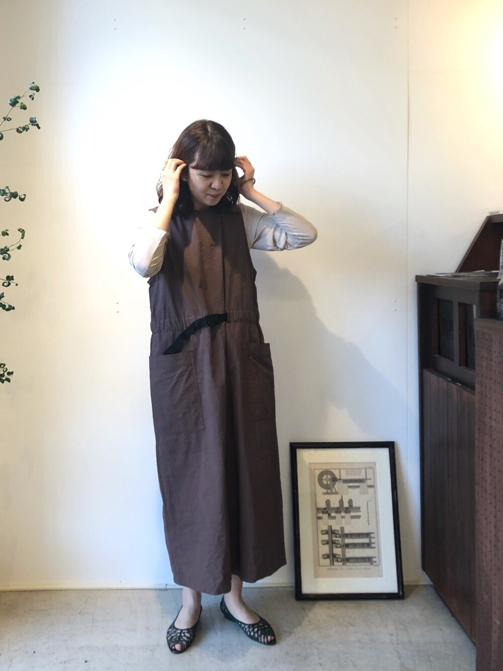 「ワンピース、ジャンパスカート、ミリタリー、ワークスタイル、ヴィンテージ、ワンピーススタイル、FILDEFER、フィルデフェール、outfit、ootd」｜「FIL DE FERのマイクロウォッシュウェザー ノースリーブワンピース（ワンピース、ブラック系）」を使った、matsudo.さん（レディース・161cm）の春コーディネートの1枚目の写真