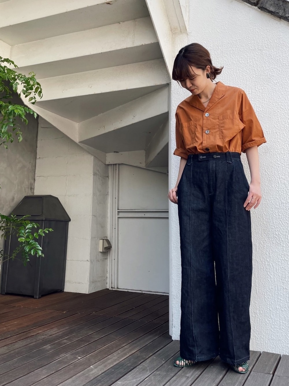 「カラーシャツ、オレンジブラウン、シャツスタイル、デニムスタイル、ootd、outfit、開襟シャツ、フィルデフェール、FILDEFER」｜「FIL DE FERのブライトコットン トライアングルカラーシャツ（シャツ/ブラウス、ブラウン系）」を使った、matsudo.さん（レディース・161cm）の春コーディネートの1枚目の写真